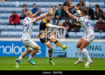 Ricoh Arena, Coventry, Royaume-Uni. Sep 8, 2018. Gallagher Premiership rugby, les guêpes contre Exeter ; Elliot Daly de guêpes en hits coups de dégagement le visage de Henry Slade d'Exeter Chiefs Credit : Action Plus Sport/Alamy Live News Banque D'Images