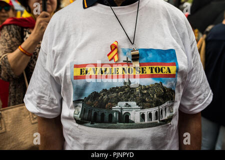 Madrid, Espagne. 8 Septembre, 2018. Un homme portant une chemise avec le slogan "Ne touchez pas la vallée' au cours d'une manifestation contre le retrait des restes du dictateur espagnol Franco à partir de la Vallée des Morts, à Madrid, Espagne. Credit : Marcos del Mazo/Alamy Live News Banque D'Images