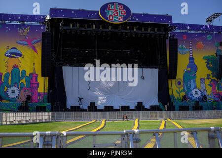 Berlin, Allemagne. 05Th Nov, 2018. Un premier visiteur siège seul en face d'une étape du festival de musique de deux jours sur la base de 18/12/06 le parc olympique. Credit : Gregor Fischer/dpa/Alamy Live News Banque D'Images