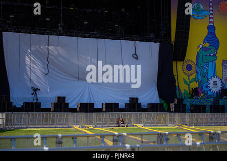 Berlin, Allemagne. 05Th Nov, 2018. Un premier visiteur siège seul en face d'une étape du festival de musique de deux jours sur la base de 18/12/06 le parc olympique. Credit : Gregor Fischer/dpa/Alamy Live News Banque D'Images