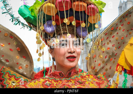 London, UK, 8 sept 2018. Interprètes en costumes traditionnels colorés de l'Indonésie constituent et de la danse. L'Indonésie est un week-end festival d'un week-end, de la nourriture, de la culture indonésienne, des spectacles et de la mode à Potters Field Park, près de Tower Bridge à Londres. Credit : Imageplotter News et Sports/Alamy Live News Banque D'Images