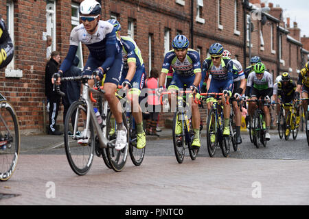 Newstead,Bretagne,UK : le 08 septembre 2018.Les coureurs et leurs équipes passent par ème ex-village minier de Newstead.Un petit groupe de coureurs encore remainned avant leurs poursuivants. Crédit : Ian Francis/Alamy Live News Crédit : Ian Francis/Alamy Live News Crédit : Ian Francis/Alamy Live News Banque D'Images