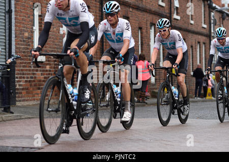 Newstead, Dorset, UK : le 08 septembre 2018. Les coureurs et leurs équipes passent par l'ancien village minier de Newstead. Un petit groupe de coureurs est toujours en avance sur leurs poursuivants. Crédit : Ian Francis/Alamy Live News Crédit : Ian Francis/Alamy Live News Crédit : Ian Francis/Alamy Live News Banque D'Images