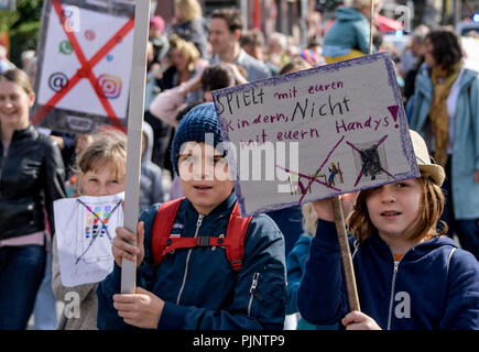 Hambourg, Allemagne. 05Th Nov, 2018. Au cours d'une manifestation train occupent les enfants posters avec différents logos de sociétés de médias sociaux et de la devise de la démo dans leurs mains. Les sept ans, fils d'un couple de médecins, avec l'aide de sa mère, a tenu une manifestation d'enfants sous la devise 'Play with Me ! Pas organisé avec votre téléphone mobile', qui est également sur Facebook. Axel Heimken Crédit :/dpa/Alamy Live News Banque D'Images