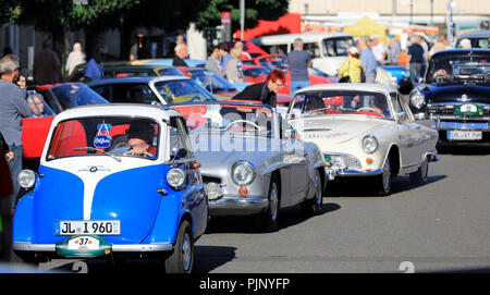Magdeburg, Allemagne. 05Th Nov, 2018. Stand des véhicules au début des anciens à l'occasion de la sortie de l'ADAC-Sachsen-Anhalt-Classic avec autour de 119 oldtimers. Les quelque 185 kilomètres, s'étend autour de la capitale de l'état et la région Boerde. Crédit : Peter Gercke/dpa-Zentralbild/dpa/Alamy Live News Banque D'Images