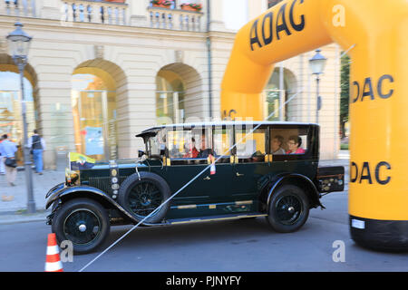 Magdeburg, Allemagne. 05Th Nov, 2018. Un aigle de 1925 peu après le début de l'excursion en voiture classique à l'occasion de l'ADAC-Sachsen-Anhalt-classique avec environ 119 voitures classiques. Les quelque 185 kilomètres, s'étend autour de la capitale de l'état et la région Boerde. Crédit : Peter Gercke/dpa-Zentralbild/dpa/Alamy Live News Banque D'Images
