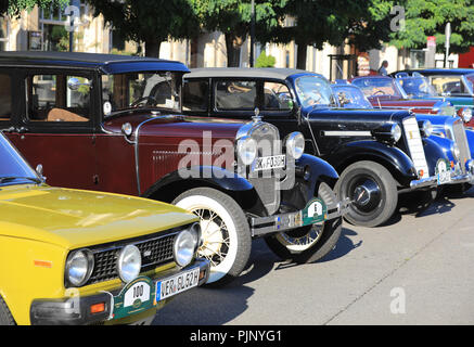 Magdeburg, Allemagne. 05Th Nov, 2018. Stand des véhicules au début des anciens à l'occasion de la sortie de l'ADAC-Sachsen-Anhalt-Classic avec autour de 119 oldtimers. Les quelque 185 kilomètres, s'étend autour de la capitale de l'état et la région Boerde. Crédit : Peter Gercke/dpa-Zentralbild/dpa/Alamy Live News Banque D'Images