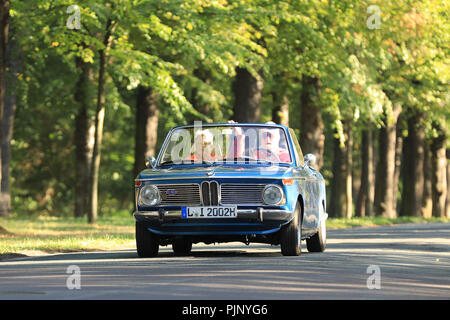 Magdeburg, Allemagne. 05Th Nov, 2018. Une BMW 2002 de 1969 par Herrenkrugpark lecteurs à l'occasion de l'ADAC-Sachsen-Anhalt-classique avec environ 119 voitures classiques. Les quelque 185 kilomètres, s'étend autour de la capitale de l'état et la région Boerde. Crédit : Peter Gercke/dpa-Zentralbild/dpa/Alamy Live News Banque D'Images