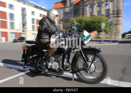 Magdeburg, Allemagne. 05Th Nov, 2018. Un Zuendapp KS 600 de 1939 peu après le début de l'oldtimer sortie à l'occasion de l'ADAC-Sachsen-Anhalt-classique avec environ 119 oldtimers. Les quelque 185 kilomètres, s'étend autour de la capitale de l'état et la région Boerde. Crédit : Peter Gercke/dpa-Zentralbild/dpa/Alamy Live News Banque D'Images
