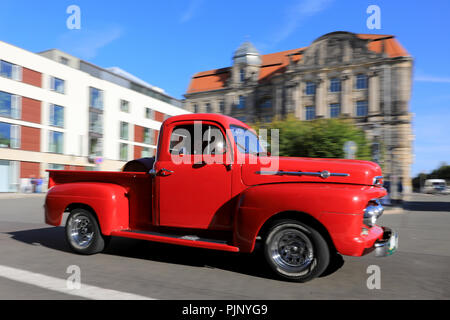 Magdeburg, Allemagne. 05Th Nov, 2018. Une Ford F1 de 1952 peu après le début de la voiture classique à l'occasion de l'ADAC-Sachsen-Anhalt-classique avec environ 119 voitures classiques. Les quelque 185 kilomètres, s'étend autour de la capitale de l'état et la région Boerde. Crédit : Peter Gercke/dpa-Zentralbild/dpa/Alamy Live News Banque D'Images