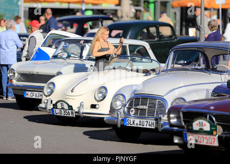 Magdeburg, Allemagne. 05Th Nov, 2018. Les véhicules sont au début des anciens à l'occasion de la sortie de l'ADAC-Sachsen-Anhalt-classique avec environ 119 voitures classiques. Les quelque 185 kilomètres, s'étend autour de la capitale de l'état et la région Boerde. Crédit : Peter Gercke/dpa-Zentralbild/dpa/Alamy Live News Banque D'Images