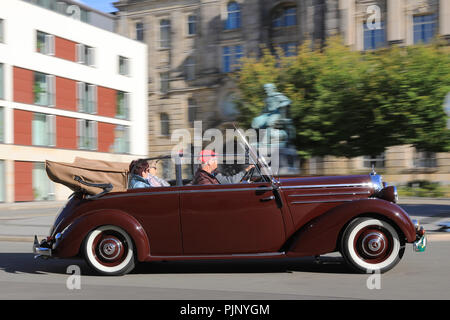 Magdeburg, Allemagne. 05Th Nov, 2018. Un cabriolet Mercedes Benz de 1951 peu après le début de la voiture classique à l'occasion de l'ADAC-Sachsen-Anhalt-classique avec environ 119 voitures classiques. Les quelque 185 kilomètres, s'étend autour de la capitale de l'état et la région Boerde. Crédit : Peter Gercke/dpa-Zentralbild/dpa/Alamy Live News Banque D'Images