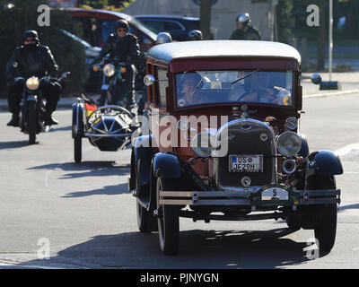 Magdeburg, Allemagne. 05Th Nov, 2018. Une Ford Tudor Sedan de 1929 est sur le point de décoller pour les anciens à l'occasion de la sortie de l'ADAC-Sachsen-Anhalt-Classic avec autour de 119 oldtimers. Les quelque 185 kilomètres, s'étend autour de la capitale de l'état et la région Boerde. Crédit : Peter Gercke/dpa-Zentralbild/dpa/Alamy Live News Banque D'Images