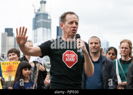Londres, Royaume-Uni. Sep 8, 2018. Shane Rattenbury, politicien vert australien et ancien président de l'Assemblée législative du territoire de la capitale australienne, les défenseurs de l'adresses lors d'un rassemblement à l'extérieur de Tate Modern à l'appui de la parole pour le climat, une journée mondiale d'action impliquant des centaines de rassemblements dans les villes et villages à travers le monde pour mettre en évidence le changement climatique et l'appel aux dirigeants locaux de s'engager à aider le monde à atteindre les objectifs de l'accord climatique de Paris. Credit : Mark Kerrison/Alamy Live News Banque D'Images