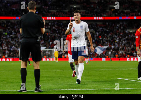 Harry Maguire d'Angleterre affronte l'arbitre assistant après l'Angleterre a pour but refusé au cours de l'UEFA Ligue des Nations Unies un groupe Ligue 4 match entre l'Angleterre et l'Espagne au stade de Wembley le 8 septembre 2018 à Londres, en Angleterre. (Photo de Daniel Chesterton/phcimages.com) Banque D'Images