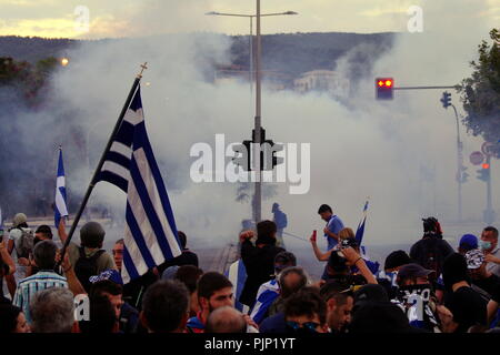 Thessalonique, Grèce, 8 septembre 2018. Les manifestants en conflit avec la police à l'extérieur de l'hôtel de ville de Thessalonique lors d'un rassemblement contre le nom signé entre Athènes et Skopje en juin dernier sur le nom de l'ex-République yougoslave de Macédoine (ARYM), devant le Premier Ministre Alexis Tsipras" discours à la ville au cours de l'ouverture de la 83 ème Foire Internationale de Thessalonique. Crédit photo : Orhan Tsolak / Alamy Live News Banque D'Images