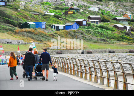 Plage de Chesil. Le 8 septembre 2018. Les familles bénéficient d'une promenade le long de la plage de Chesil, Portland, sur une journée d'automne gris Banque D'Images