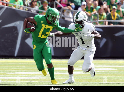 Autzen Stadium, Eugene, OR, USA. Sep 8, 2018. Oregon Ducks receveur Dillon Mitchell (13) fends off Portland State Vikings coffre Romeo Gunt (1) au cours de la NCAA football match entre l'état de Portland Vikings et l'Oregon Ducks at Autzen Stadium, Eugene, OR. Larry C. Lawson/CSM/Alamy Live News Banque D'Images