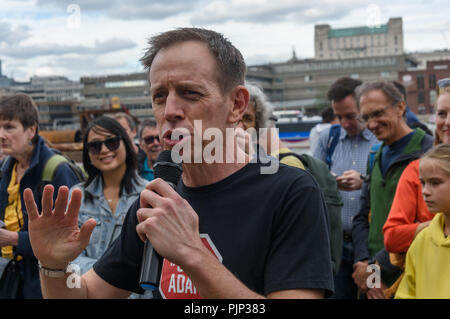 Londres, Royaume-Uni. Le 8 septembre 2018. Ministre pour les changements climatiques et le développement durable sur le territoire de la capitale australienne de l'Assemblée législative Shane Rattenbury parle à la réalité climatique rassemblement devant le Tate Modern, l'un de milliers à travers le monde par l'urgence par les chefs du gouvernement à engager les dirigeants à un fossile monde libre qui fonctionne pour nous tous. Crédit : Peter Marshall/Alamy Live News Banque D'Images