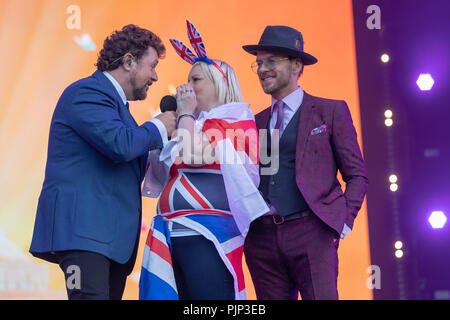 Londres, Royaume-Uni. Sep 8, 2018. Un membre de l'auditoire sur scène avec Michael Ball et surpris par Matt Goss à prom dans le parc Hyde Park, Angleterre.© Jason Richardson / Alamy Live News Banque D'Images