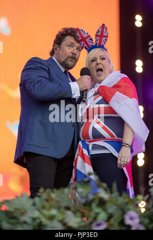 Londres, Royaume-Uni. Sep 8, 2018. Un membre de l'auditoire sur scène avec Michael Ball et surpris par Matt Goss à prom dans le parc Hyde Park, Angleterre.© Jason Richardson / Alamy Live News Banque D'Images