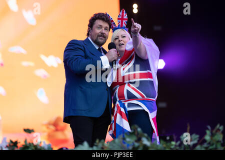 Londres, Royaume-Uni. Sep 8, 2018. Un membre de l'auditoire sur scène avec Michael Ball et surpris par Matt Goss à prom dans le parc Hyde Park, Angleterre.© Jason Richardson / Alamy Live News Banque D'Images