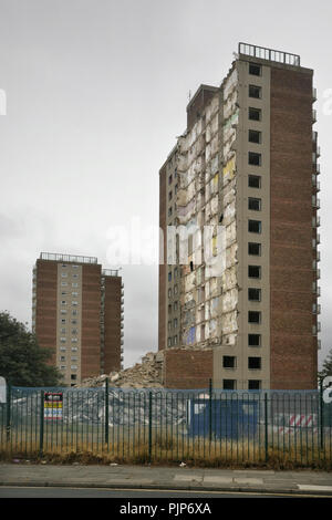 Démolition de l'East Marsh des tours d'appartements conseil, Grimsby, Royaume-Uni. Banque D'Images