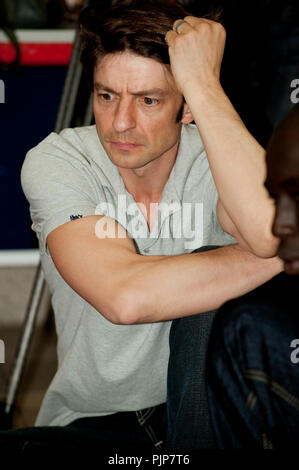 Chanteur flamand Koen Wauters l'hôte d'un débat et d'un oreiller lutte dans une école à Anvers pour Plan Belgique (Belgique, 05/05/2009) Banque D'Images