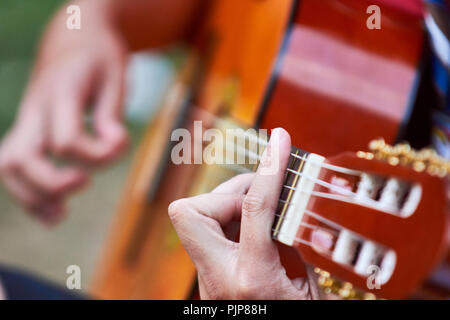 Jouant de la guitare espagnole Banque D'Images