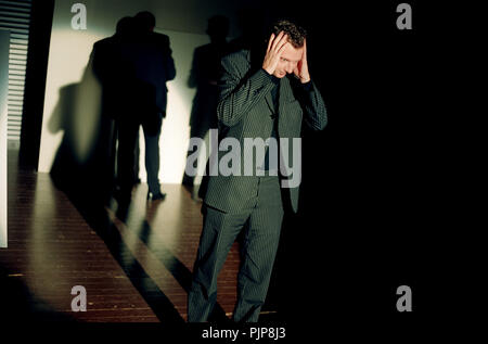 Theatre company De Reynaertghesellen jouant Kunst de Yasmina Reza réalisé par Hugo Vleminckx (Belgique, 13/11/2003) Banque D'Images