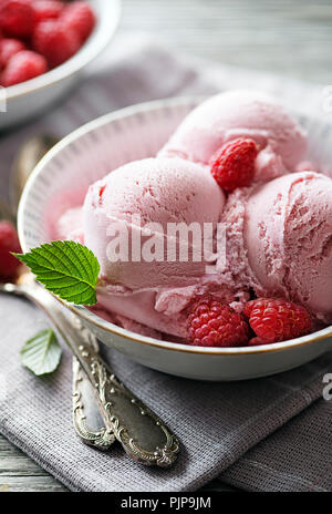 Framboise bio faits maison boules de glace dans un bol Banque D'Images