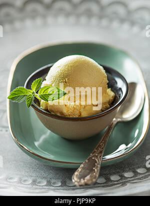 Glace vanille bio faits maison écope dans tasse Banque D'Images