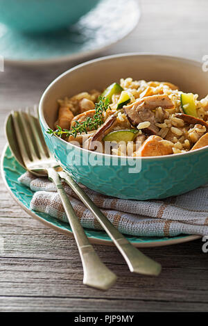Risotto aux champignons porcini et la viande sur la table en bois Banque D'Images