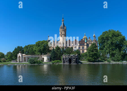 Le château de Schwerin et jardin du château vu du lac de Schwerin, Schwerin, Mecklembourg-Poméranie-Occidentale, Allemagne Banque D'Images