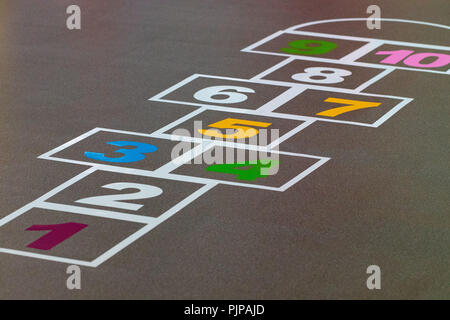 Jeu de marelle dessiné sur un trottoir. Banque D'Images