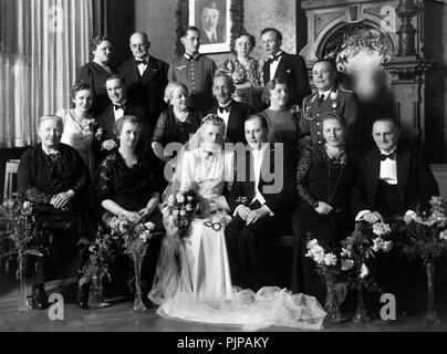 Photo de mariage, mariage sous un portrait d'Adolf Hitler, deux hommes en uniforme de la Wehrmacht, le National-socialisme, 1940 Banque D'Images