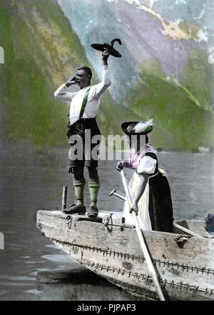 Couple en costume traditionnel bavarois dans une barque sur le lac Königssee, années 1920, Bavière, Allemagne Banque D'Images