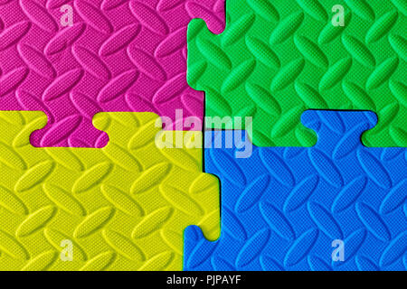 Close-up of baby mat arrière-plan. La texture de la surface en caoutchouc souple de jigsaw. Tapis sol Mousse enfants connexion. Banque D'Images