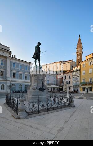 La place Tartini, hôtel de ville, monument Giuseppe Tartini, St George's Cathedral, Piran, Istrie, Slovénie Banque D'Images