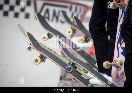 Roulettes alignées sur la lèvre pour la pratique dans les Cars Pro Bowl au cours de la série de skate parc Cars terrain championnat du monde tour comme fans montre lors de la 6e journée de l'Open d'Australie de surf à Manly Beach, Australie. Banque D'Images