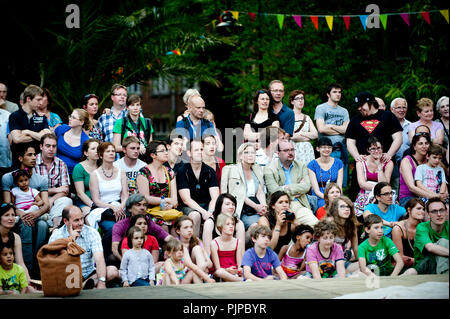 Compagnie de théâtre de rue espagnol Circ Panic l'exécution de 'L'accueil que Els Botons Perdia' à la Louvain dans Scène festival à Louvain (Belgique, 27/05/2012) Banque D'Images