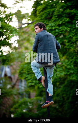 Compagnie de théâtre de rue espagnol Circ Panic l'exécution de 'L'accueil que Els Botons Perdia' à la Louvain dans Scène festival à Louvain (Belgique, 27/05/2012) Banque D'Images