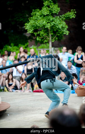 Compagnie de théâtre de rue espagnol Circ Panic l'exécution de 'L'accueil que Els Botons Perdia' à la Louvain dans Scène festival à Louvain (Belgique, 27/05/2012) Banque D'Images