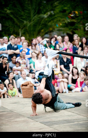 Compagnie de théâtre de rue espagnol Circ Panic l'exécution de 'L'accueil que Els Botons Perdia' à la Louvain dans Scène festival à Louvain (Belgique, 27/05/2012) Banque D'Images