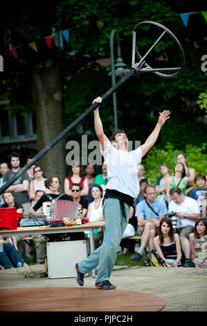 Compagnie de théâtre de rue espagnol Circ Panic l'exécution de 'L'accueil que Els Botons Perdia' à la Louvain dans Scène festival à Louvain (Belgique, 27/05/2012) Banque D'Images