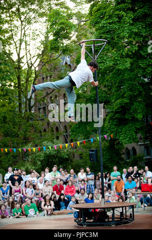 Compagnie de théâtre de rue espagnol Circ Panic l'exécution de 'L'accueil que Els Botons Perdia' à la Louvain dans Scène festival à Louvain (Belgique, 27/05/2012) Banque D'Images