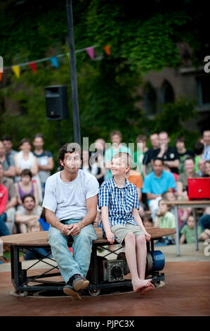 Compagnie de théâtre de rue espagnol Circ Panic l'exécution de 'L'accueil que Els Botons Perdia' à la Louvain dans Scène festival à Louvain (Belgique, 27/05/2012) Banque D'Images