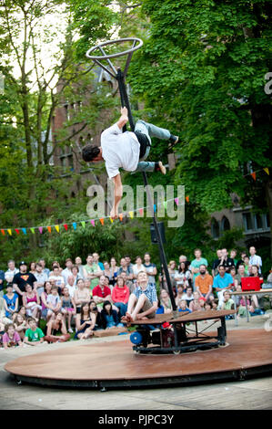 Compagnie de théâtre de rue espagnol Circ Panic l'exécution de 'L'accueil que Els Botons Perdia' à la Louvain dans Scène festival à Louvain (Belgique, 27/05/2012) Banque D'Images