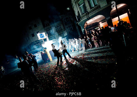 Compagnie de théâtre de rue espagnole Xarxa Teatre performing 'Les tarifs mortes' à la Louvain dans Scène festival à Louvain (Belgique, 27/05/2012) Banque D'Images