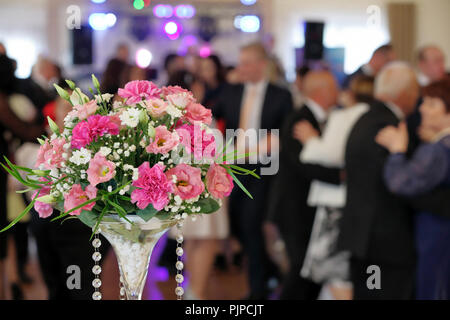 Couples de danseurs au cours de partie ou réception de mariage Banque D'Images